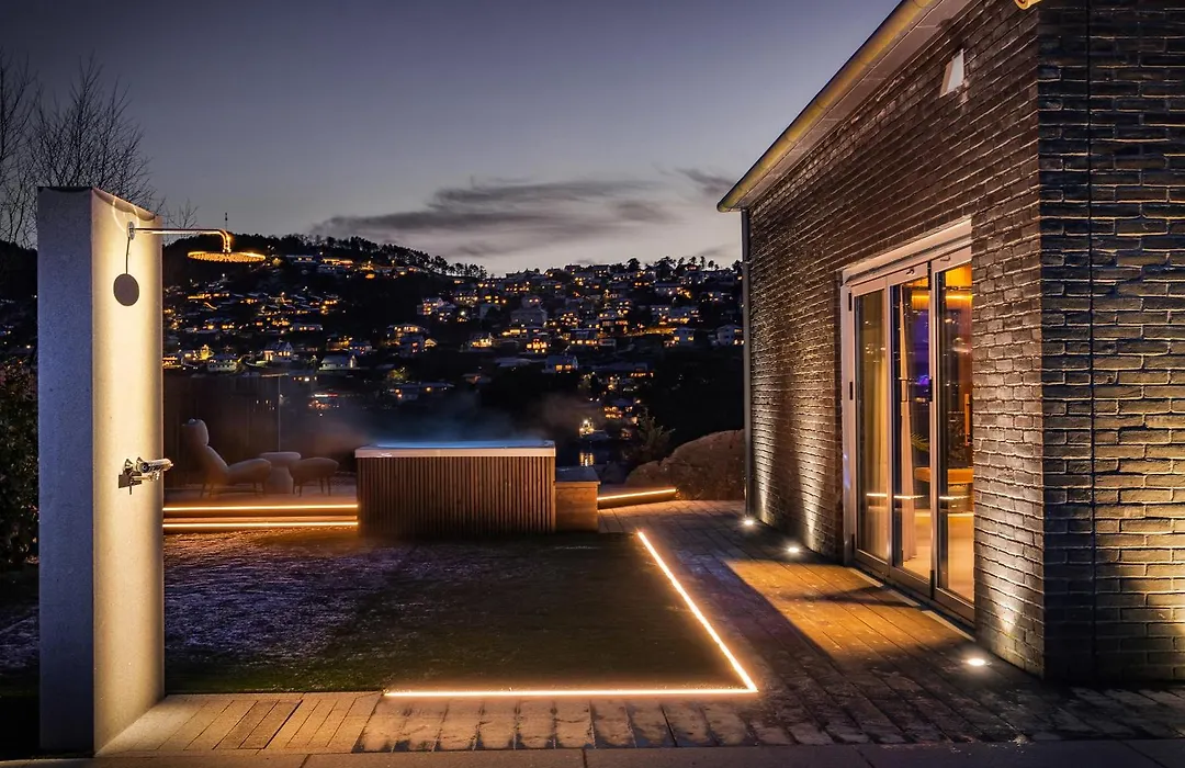 Luxury "Villa Bergen" Private Pool, Gym, Sauna, Hot Tub, 10 Minutes From City Centre-1
